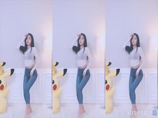 韩国女主播皮秋性感舞蹈，透明上衣，浅色牛仔裤